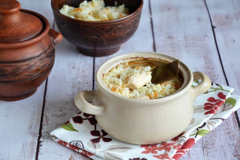 Курица с рисом и овощами в горшочках